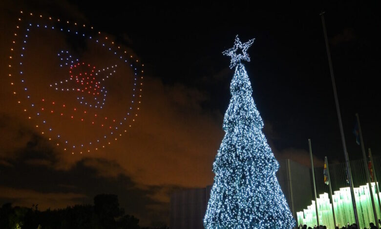 Ο-Νίκος-Δένδιας-στη-φωταγώγηση-του-χριστουγεννιάτικου-δέντρου-στο-στρατόπεδο-«Παπάγου»:-«Εμπεριέχει-βαθύτατο-χριστιανικό-συμβολισμό»