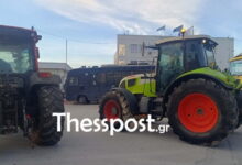 Μπλόκα-αγροτών:-Έφτασαν-τα-πρώτα-τρακτέρ-στον-Βόλο-για-να-αποκλείσουν-το-λιμάνι-–-Ισχυρές-δυνάμεις-των-ΜΑΤ-στην-περιοχή