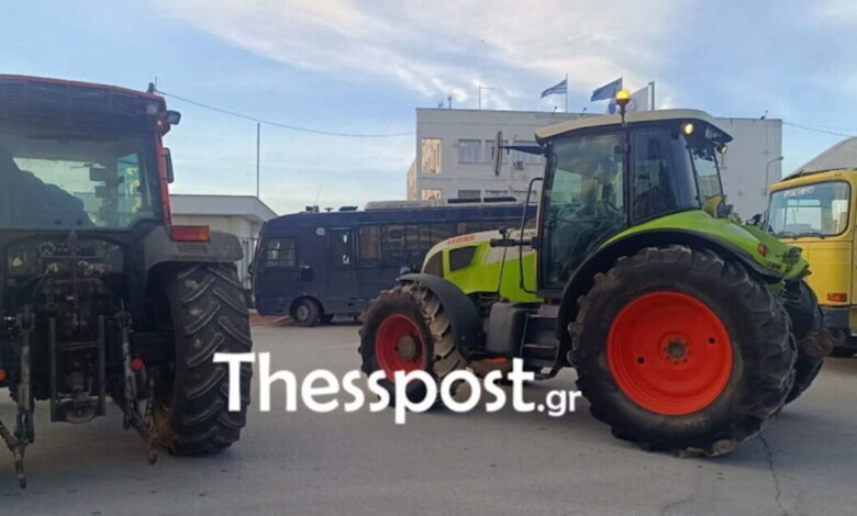 Μπλόκα-αγροτών:-Έφτασαν-τα-πρώτα-τρακτέρ-στον-Βόλο-για-να-αποκλείσουν-το-λιμάνι-–-Ισχυρές-δυνάμεις-των-ΜΑΤ-στην-περιοχή