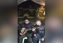 Ο-Δημήτρης-Κουρέτας-στα-μπλόκα-με-τους-αγρότες-–-Τραγούδησε-Περπινιάδη