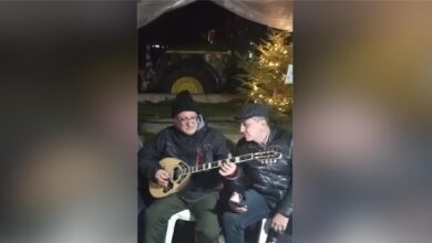 Ο-Δημήτρης-Κουρέτας-στα-μπλόκα-με-τους-αγρότες-–-Τραγούδησε-Περπινιάδη