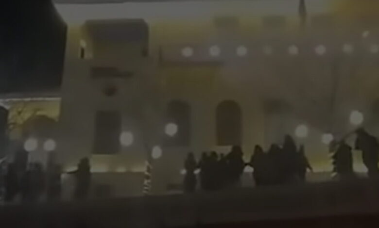 Κοζάνη:-Πανικός-από-πυροτεχνήματα-στη-Χριστουγεννιάτικη-γιορτή-–-Καταγγελίες-για-τραυματισμους,-έφυγε-τρέχοντας-ο-κόσμος