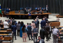 Χάος-στο-κογκρέσο-της-Βραζιλίας-κατά-την-προσπάθεια-μείωσης-της-ποινής-του-Μπολσονάρου