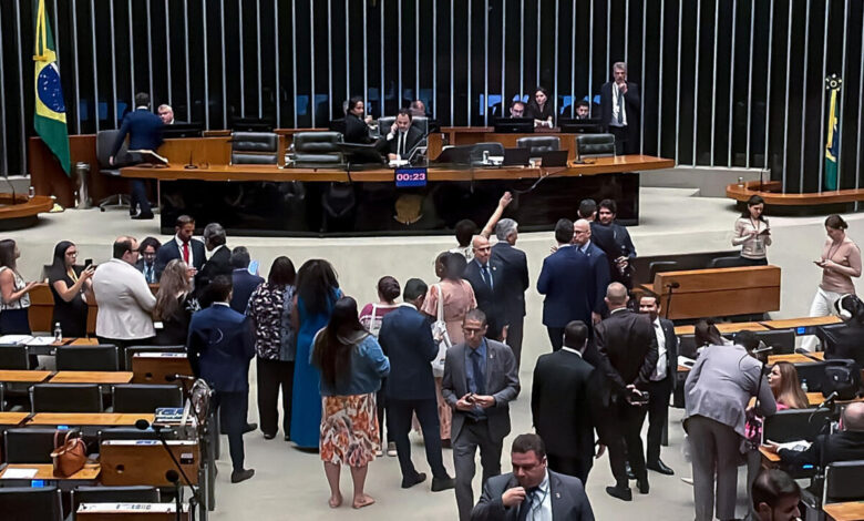 Χάος-στο-κογκρέσο-της-Βραζιλίας-κατά-την-προσπάθεια-μείωσης-της-ποινής-του-Μπολσονάρου