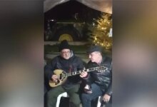 Ο-Δημήτρης-Κουρέτας-στα-μπλόκα-με-τους-αγρότες-–-Τραγούδησε-Περπινιάδη