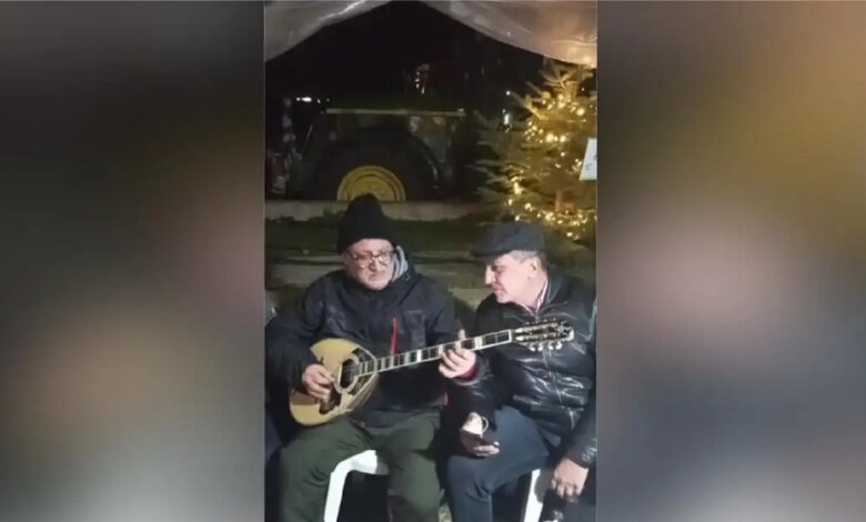 Ο-Δημήτρης-Κουρέτας-στα-μπλόκα-με-τους-αγρότες-–-Τραγούδησε-Περπινιάδη