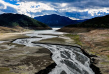 Λίμνη-Μόρνου:-Νέες-αποκαρδιωτικές-φωτογραφίες-–-Παρά-τις-καταιγίδες-παραμένει-σε-ιστορικά-χαμηλά-το-απόθεμα-νερού