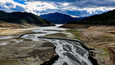 Λίμνη-Μόρνου:-Νέες-αποκαρδιωτικές-φωτογραφίες-–-Παρά-τις-καταιγίδες-παραμένει-σε-ιστορικά-χαμηλά-το-απόθεμα-νερού