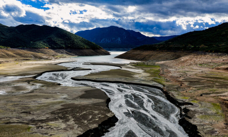 Λίμνη-Μόρνου:-Νέες-αποκαρδιωτικές-φωτογραφίες-–-Παρά-τις-καταιγίδες-παραμένει-σε-ιστορικά-χαμηλά-το-απόθεμα-νερού