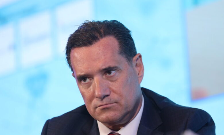 novartis:-Βίντεο-παρωδία-προβλήθηκε-στη-δίκη-με-«πρωταγωνιστή»-τον-Άδωνι-Γεωργιάδη-–-Μια-«ψεύτικη»-απαγωγή,-μια-μπανιέρα-και-δράστες-με-κάλτσες