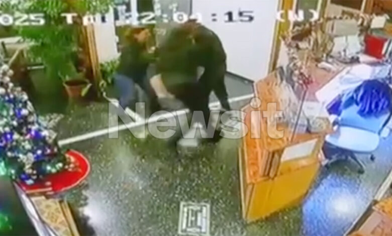 Χολαργός:-Καρέ-καρέ-η-στιγμή-της-σύλληψης-του-15χρονου-που-ομολόγησε-ότι-μαχαίρωσε-τον-συνομήλικό-του-–-Βίντεο-ντοκουμέντο