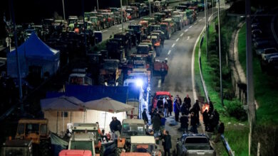 Αγρότες:-«Σφίγγει»-ο-κλοιός-των-κινητοποιήσεων-–-Τα-ενεργά-μπλόκα,-οι-αποκλεισμοί-και-οι-εντάσεις-σε-όλη-τη-χώρα