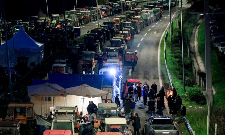 Αγρότες:-«Σφίγγει»-ο-κλοιός-των-κινητοποιήσεων-–-Τα-ενεργά-μπλόκα,-οι-αποκλεισμοί-και-οι-εντάσεις-σε-όλη-τη-χώρα