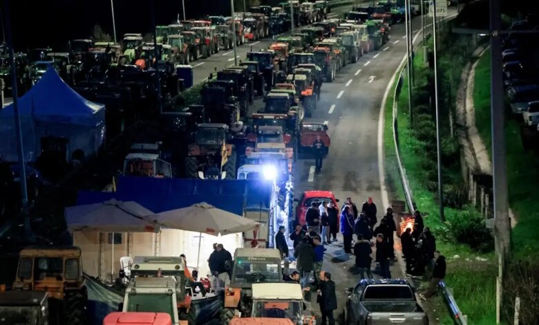 Αγρότες:-«Σφίγγει»-ο-κλοιός-των-κινητοποιήσεων-–-Τα-ενεργά-μπλόκα,-οι-αποκλεισμοί-και-οι-εντάσεις-σε-όλη-τη-χώρα