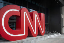 Ο-Ντόναλντ-Τραμπ-ζητά-να-αλλάξει-«χέρια»-το-cnn:-netflix-και-paramount-παλεύουν-για-την-εξαγορά-του