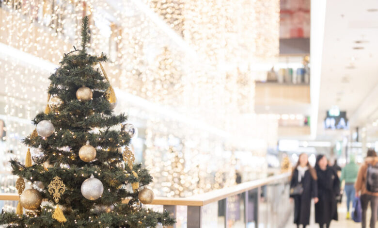 Εορταστικό-ωράριο-2025:-Ξεκίνησε-σήμερα-σε-Αθήνα-και-Πειραιά-–-Ποιες-Κυριακές-θα-είναι-ανοιχτά-τα-καταστήματα