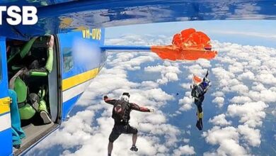 Δραματικά-πλάνα-στον-αέρα:-Αλεξίπτωτο-πιάστηκε-στο-φτερό-αεροπλάνου,-κρεμόταν-στον-αέρα-ο-skydiver