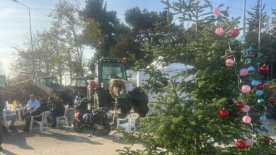 Αγρότες-στο-μπλόκο-στα-Πράσινα-Φανάρια-στολίζουν-δέντρο-–-«Θα-μείνουμε-και-τα-Χριστούγεννα-εδώ»