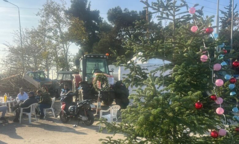 Αγρότες-στο-μπλόκο-στα-Πράσινα-Φανάρια-στολίζουν-δέντρο-–-«Θα-μείνουμε-και-τα-Χριστούγεννα-εδώ»