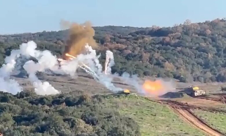 Ένοπλες-Δυνάμεις:-Εντυπωσιακά-πλήγματα-αρμάτων-μάχης,-ελικοπτέρων-και-αεροσκαφών-στην-στρατιωτική-άσκηση-«golden-lion-25»