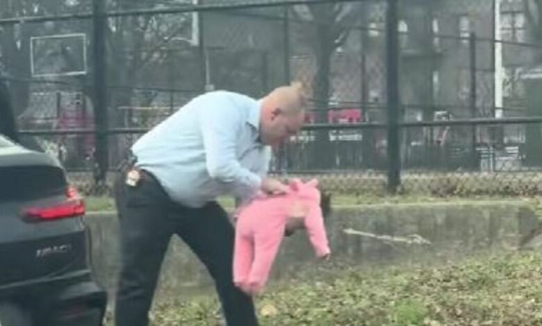 Νέα-Υόρκη:-Αστυνομικός-έσωσε-μωρό-που-πνιγόταν-–-Σταμάτησε-το-αυτοκίνητο-στην-άκρη-του-δρομου