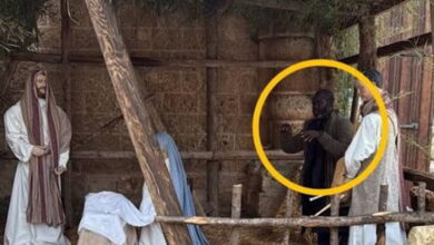 Ιταλία:-Παρίστανε-το-άγαλμα-σε-χριστουγεννιάτικη-φάτνη-για-να-μην-συλληφθεί-από-την-αστυνομία