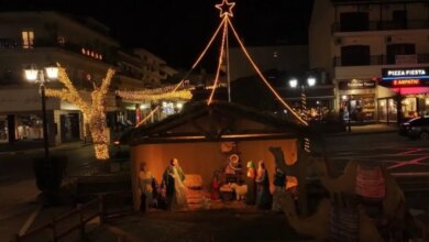 «Μύρισαν»-Χριστούγεννα-στην-Καλαμπάκα:-Η-μαγευτική-φάτνη-που-στήθηκε-στους-βράχους-των-Μετεώρων