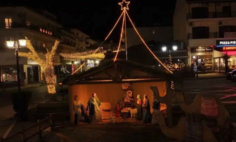 «Μύρισαν»-Χριστούγεννα-στην-Καλαμπάκα:-Η-μαγευτική-φάτνη-που-στήθηκε-στους-βράχους-των-Μετεώρων