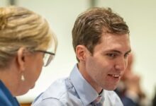 Τσάρλι-Κερκ:-Πρώτη-εμφάνιση-του-δολοφόνου-του,-Τάιλερ-Ρόμπινσον,-στο-δικαστήριο-–-Χαμογελαστός-και-άνετος