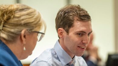 Τσάρλι-Κερκ:-Πρώτη-εμφάνιση-του-δολοφόνου-του,-Τάιλερ-Ρόμπινσον,-στο-δικαστήριο-–-Χαμογελαστός-και-άνετος