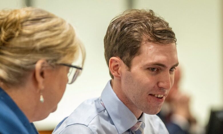 Τσάρλι-Κερκ:-Πρώτη-εμφάνιση-του-δολοφόνου-του,-Τάιλερ-Ρόμπινσον,-στο-δικαστήριο-–-Χαμογελαστός-και-άνετος