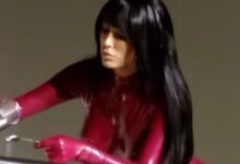 Το-πιο-τρελό-πρότζεκτ-της-Μπιάνκα-Σενσόρι-στη-Νότια-Κορέα:-Εμφανίζεται-με-λάτεξ-κορμάκι-και-κάθεται-σε-«ανθρώπινα-έπιπλα»