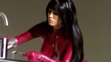 Το-πιο-τρελό-πρότζεκτ-της-Μπιάνκα-Σενσόρι-στη-Νότια-Κορέα:-Εμφανίζεται-με-λάτεξ-κορμάκι-και-κάθεται-σε-«ανθρώπινα-έπιπλα»