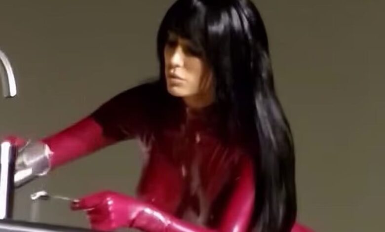 Το-πιο-τρελό-πρότζεκτ-της-Μπιάνκα-Σενσόρι-στη-Νότια-Κορέα:-Εμφανίζεται-με-λάτεξ-κορμάκι-και-κάθεται-σε-«ανθρώπινα-έπιπλα»