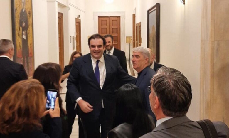 Κυριάκος-Πιερρακάκης:-Συγχαρητήρια-και-αγκαλιές-για-την-προεδρία-του-eurogroup-–-Όσα-έγιναν-πριν-μπει-στην-ολομέλεια-της-Βουλής