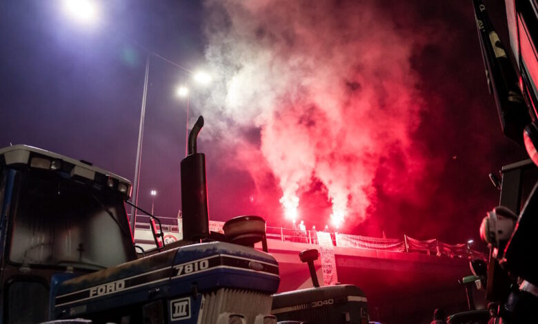 Μπλόκα-αγροτών:-Κλειστή-η-εθνική-οδός-στα-διόδια-Μαλγάρων-στο-ρεύμα-προς-Αθήνα-–-Οι-αποκλεισμένοι-δρόμοι-σε-όλη-τη-χώρα