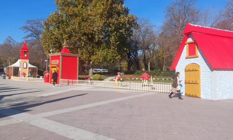 Σε-λειτουργία-το-“Χωριό-των-Χριστουγέννων”-στην-είσοδο-του-Παυσιλύπου