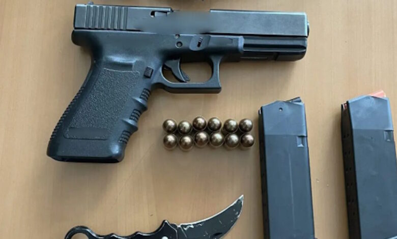 Πετράλωνα:-44χρονος-κυκλοφορούσε-με-κάρτα-αστυνομικού,-πιστόλι-και-μαχαίρι