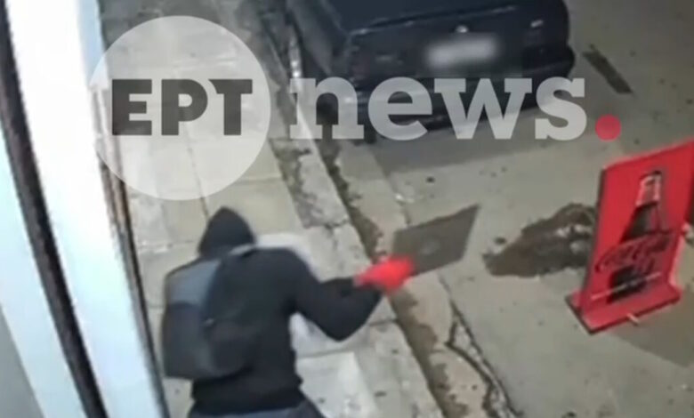 Σεπόλια:-Η-στιγμή-που-άγνωστος-σπάει-βιτρίνα-καφετέριας-με-καπάκι-φρεατίου-–-Κλέβει-χρήματα-και-αναψυκτικά-και-εξαφανίζεται