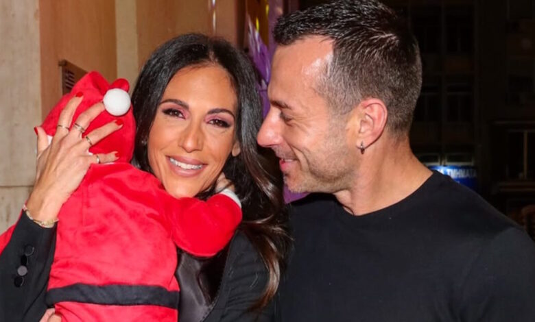 Ανθή-Βούλγαρη-και-Κώστας-Κωνσταντινίδης-έντυσαν-Άγιο-Βασίλη-τον-9-μηνών-γιο-τους