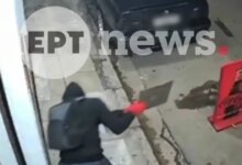 Σεπόλια:-Η-στιγμή-που-άγνωστος-σπάει-βιτρίνα-καφετέριας-με-καπάκι-φρεατίου-–-Κλέβει-χρήματα-και-αναψυκτικά-και-εξαφανίζεται