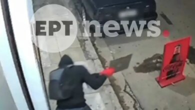 Σεπόλια:-Η-στιγμή-που-άγνωστος-σπάει-βιτρίνα-καφετέριας-με-καπάκι-φρεατίου-–-Κλέβει-χρήματα-και-αναψυκτικά-και-εξαφανίζεται