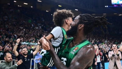 Ο-γιος-του-Ματίας-Λεσόρ-του-Παναθηναϊκού-«έκλεψε»-την-παράσταση-με-μπλούζα-με-τον-Ομπράντοβιτς-στο-Παρτιζάν-–-Ερυθρός-Αστέρας