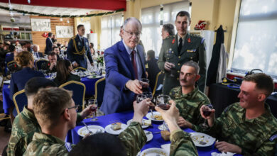 Τίμησε-τους-Εύζωνες-ο-Πρόεδρος-της-Δημοκρατίας:-Τσούγκρισαν,-έφαγαν-φασολάδα-και-του-έκαναν-δώρο-τσαρούχια
