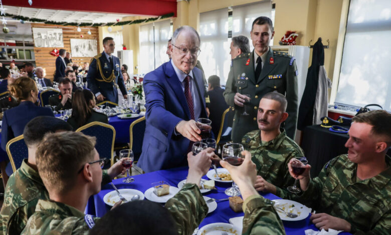 Τίμησε-τους-Εύζωνες-ο-Πρόεδρος-της-Δημοκρατίας:-Τσούγκρισαν,-έφαγαν-φασολάδα-και-του-έκαναν-δώρο-τσαρούχια