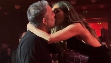 Βασίλης-Μπισμπίκης-και-Δέσποινας-Βανδή:-Το-φιλί-που-αντάλλαξαν-στην-πρεμιέρας-της-και-η-αφιέρωση