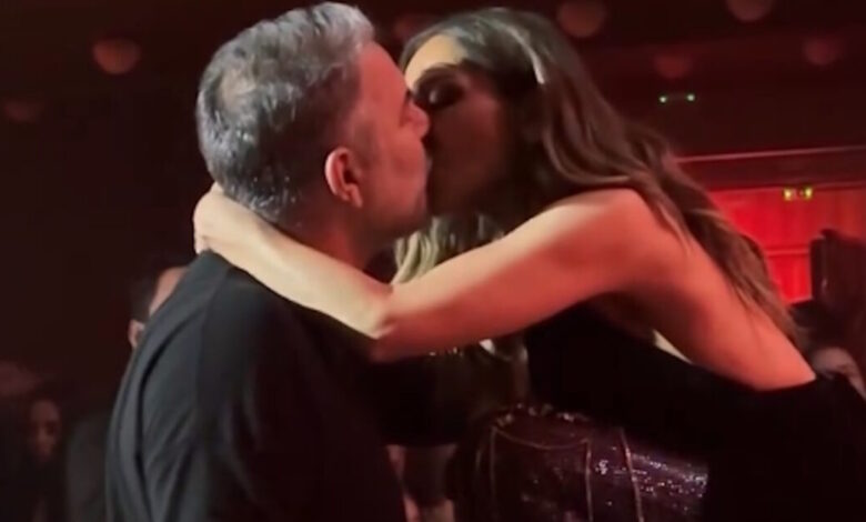 Βασίλης-Μπισμπίκης-και-Δέσποινας-Βανδή:-Το-φιλί-που-αντάλλαξαν-στην-πρεμιέρας-της-και-η-αφιέρωση