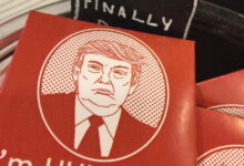 Τζέφρι-Επστάιν:-Σάλος-από-τις-νέες-φωτογραφίες-με-τους-διάσημους-φίλους-του-–-Προφυλακτικά-με-εικόνα-Τραμπ