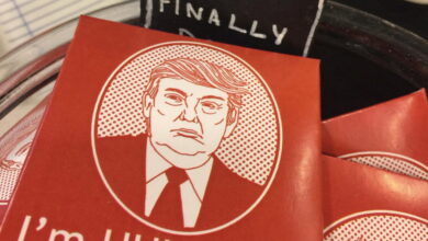 Τζέφρι-Επστάιν:-Σάλος-από-τις-νέες-φωτογραφίες-με-τους-διάσημους-φίλους-του-–-Προφυλακτικά-με-εικόνα-Τραμπ