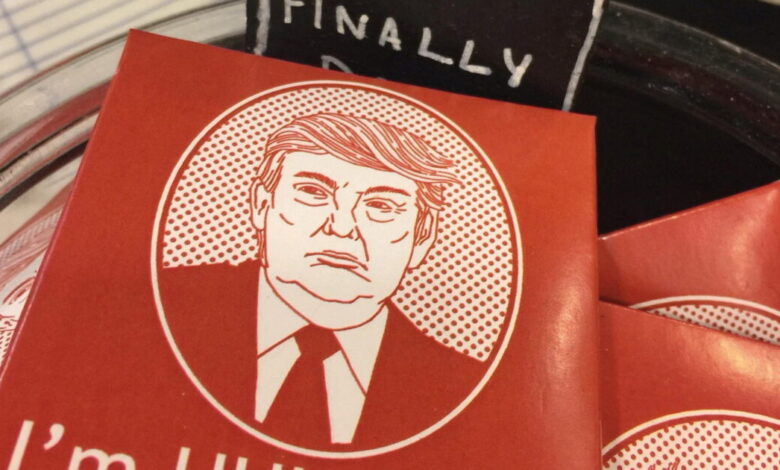 Τζέφρι-Επστάιν:-Σάλος-από-τις-νέες-φωτογραφίες-με-τους-διάσημους-φίλους-του-–-Προφυλακτικά-με-εικόνα-Τραμπ